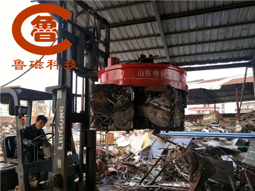叉车加装起重电磁铁 搬运难题迎刃而解 叉车加装起重电磁铁 搬运难题迎刃而解
